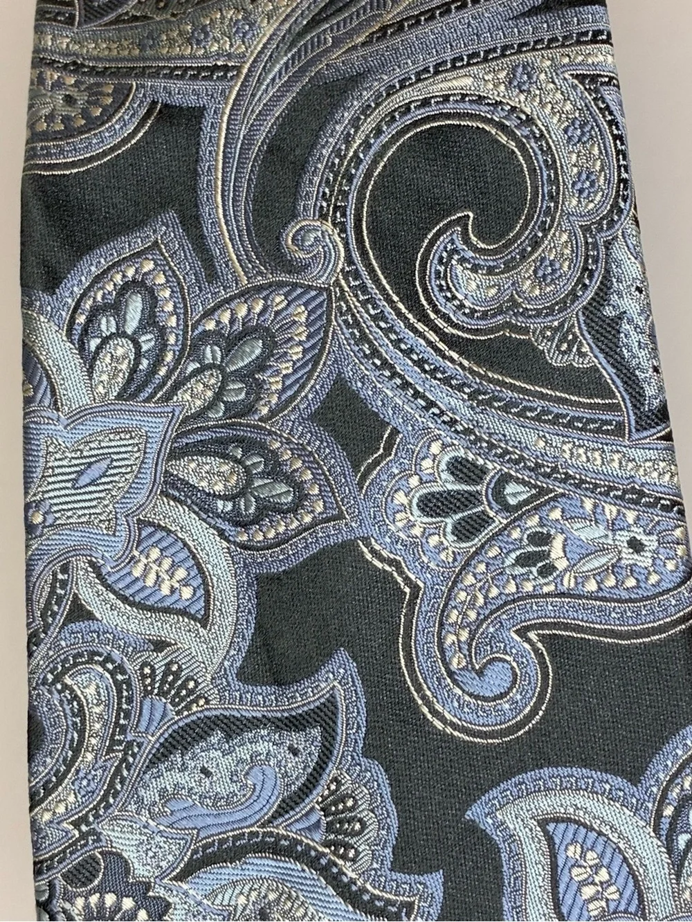 I K E Behar 100% Silk Necktie Paisley 58/3 3/4” Nice Condition